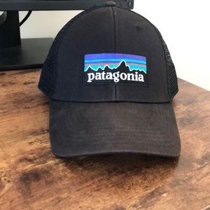 Black men’s Patagonia mesh hat